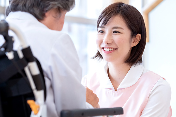 シニア女性と向き合う女性介護士