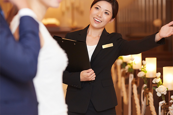 指示をする女性ウェディングプランナー